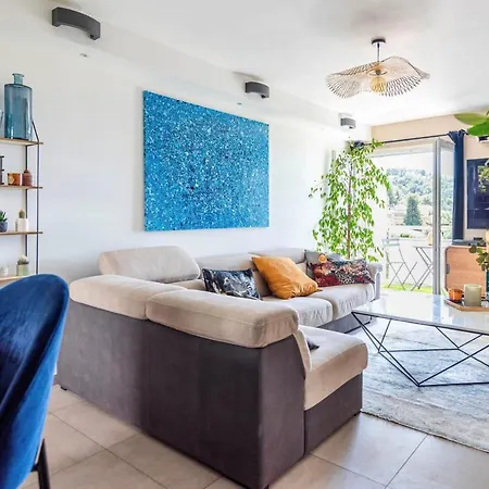 Luxurious Flat With Balcony